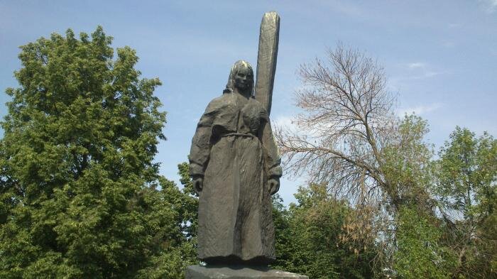 Леди Макбет Мценского уезда  (скульптурная композиция: памятник Н. С. Лескову в Орле, фото с сайта oryol.wikimapia.org.photos/33)