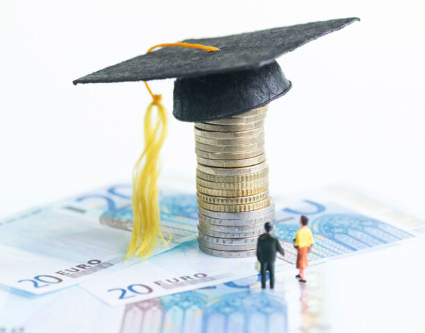 Банк ВТБ предоставляет целевой кредит на оплату обучения для студентов аккредитационных учебных заведений-партнеров. Дается он как для учащихся на бакалавриате, так и для будущих магистров. Бесспорно, можно воспользоваться и обычным денежным банковским кредитом, однако такой вид кредитования имеет менее выгодные и приятные условия для оформляющего лица, а именно для заемщика-студента.