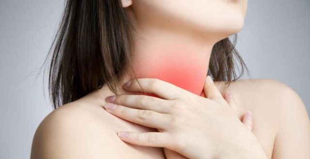 
 Эти причины спазмов в горле относятся к довольно безобидным. Достаточно устранить причину патологии – и состояние нормализуется.
 Спазмы в горле, причины которых непосредственно связаны факторами внутреннего происхождения: