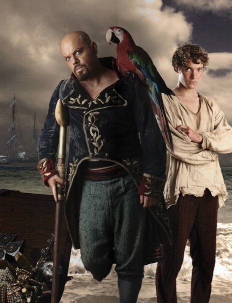 Вопрос: Кого из себя представляет Ваш Джим Хокинс? 
 Тоби Регбо: Джим Хокинс - 15-летний ребенок, который был рожден в нищете  в середине 18-го века. Он живет со своей матерью в гостинице на пути к  побережью, недалеко от Bristol High Road; его отец недавно умер.  Вследствие некоторых обстоятельств он становится владельцем карты,  которая обещает большие богатства, скрытые где-то на острове в Карибском  море. В сущности, ему приходится быть героем - сам по себе он не герой.  Он на самом деле не знает, что значит поступать правильно, прежде  всего. Это то, что ему предстоит узнать. 
