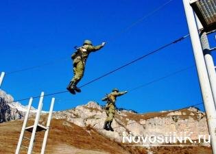  
Военнослужащие разведывательных подразделений российской военной базы Южного военного округа (ЮВО), дислоцированной в Армении, в рамках полевого выхода на полигоне Памбак преодолевают горные препятствия с использованием альпинистского снаряжения. Об этом NovostiNK.ru сообщили в пресс-службе Южного военного округа.
