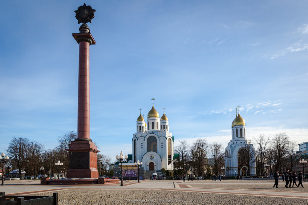 1. Площадь Победы.
Несмотря на Триумфальную колонну - доминанту площади, взгляд поневоле скользит к золотым куполам православных храмов.

