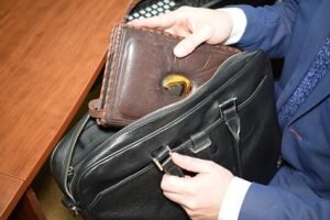    Рассмотрев случаи отказа от данных показаний, возникает закономерный вопрос – как это сделать? Устное сообщение об отказе от показаний не является надежным и достаточным способом оформления этого действия.