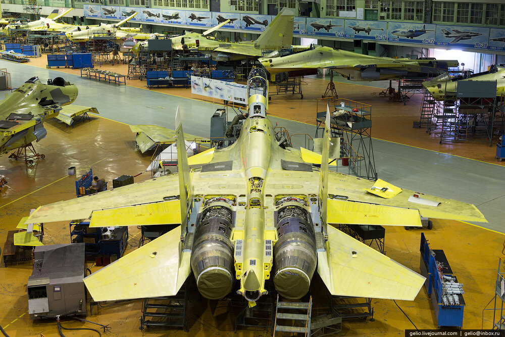 Производство самолетов. Иркутский авиационный завод Су-30см. Су-30 авиазавод. Су30см ИАЗ. Су 30 сборка.