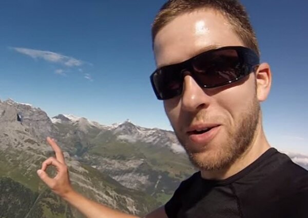 
BASE (Building (здание); Antenna (антенна); Span (пролет моста, перекрытие) прыжки — это экстремальный вид спорта, в котором люди со стальными нервами прыгают с объектов, таких как мосты, используя парашюты или вингсьют.