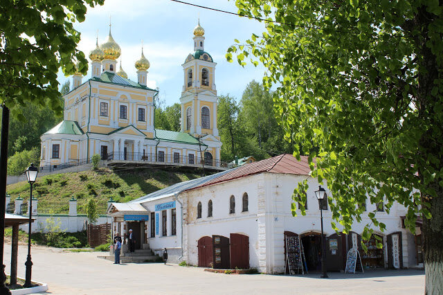 Воскресенский храм 1817 г. и торговые ряды.