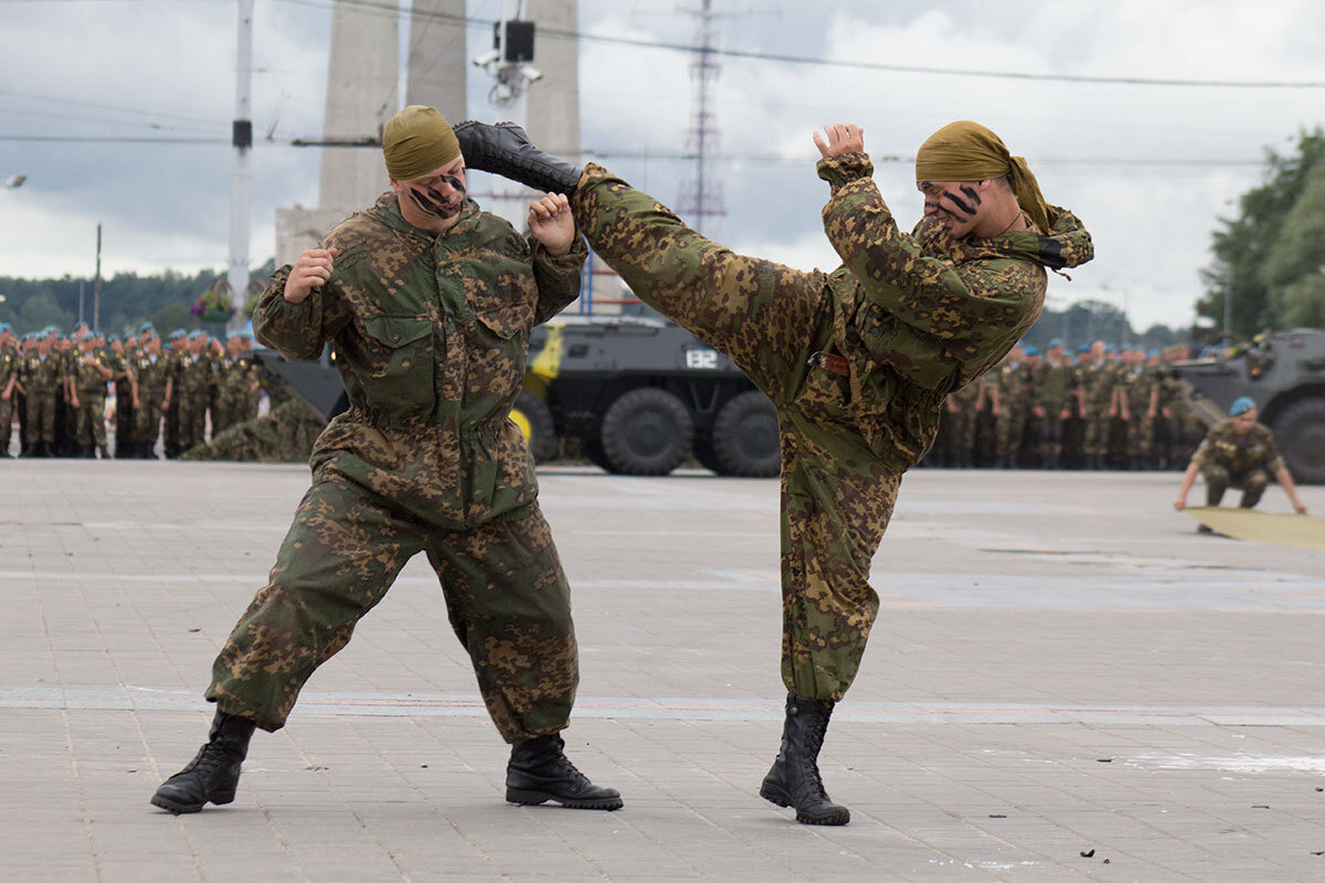 Рукопашный бой в форме военной