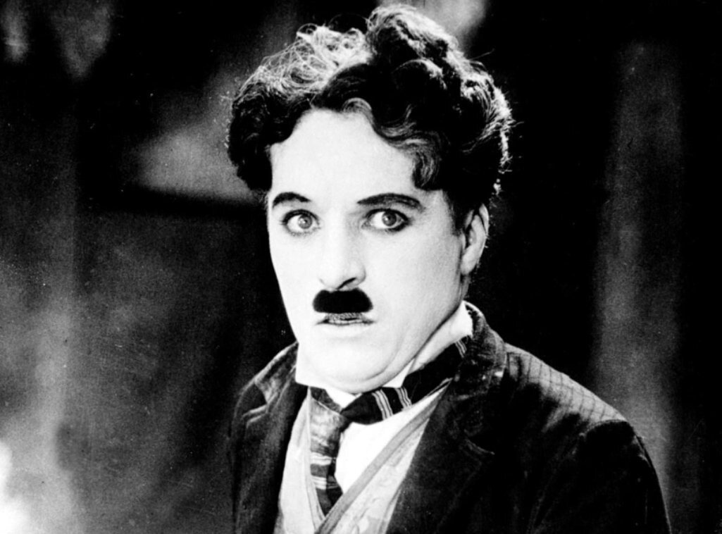    Чарли Чаплина (1889-1977) смело можно назвать одним из самых известных людей за всю историю существования нашей цивилизации. Его всемирная известность и признание, сродни популярности Санта Клауса.