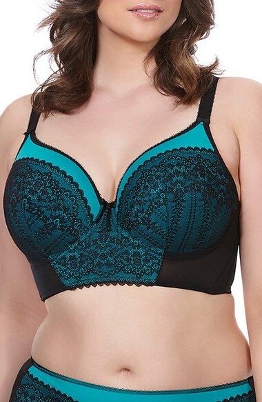 Гладкий бюстгальтер с широкими лямками — важная составляющая летнего образа