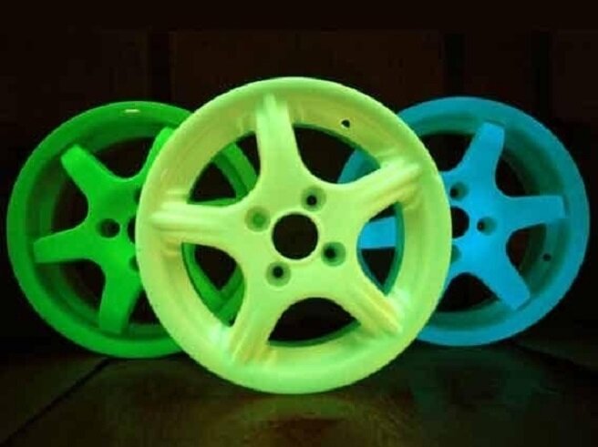         Рынок еще не переполнен этой уникальной идеей покраски дисков и других элементов автомобиля специальной светящейся краской, которая в темноте имеет невероятный эффект.-2