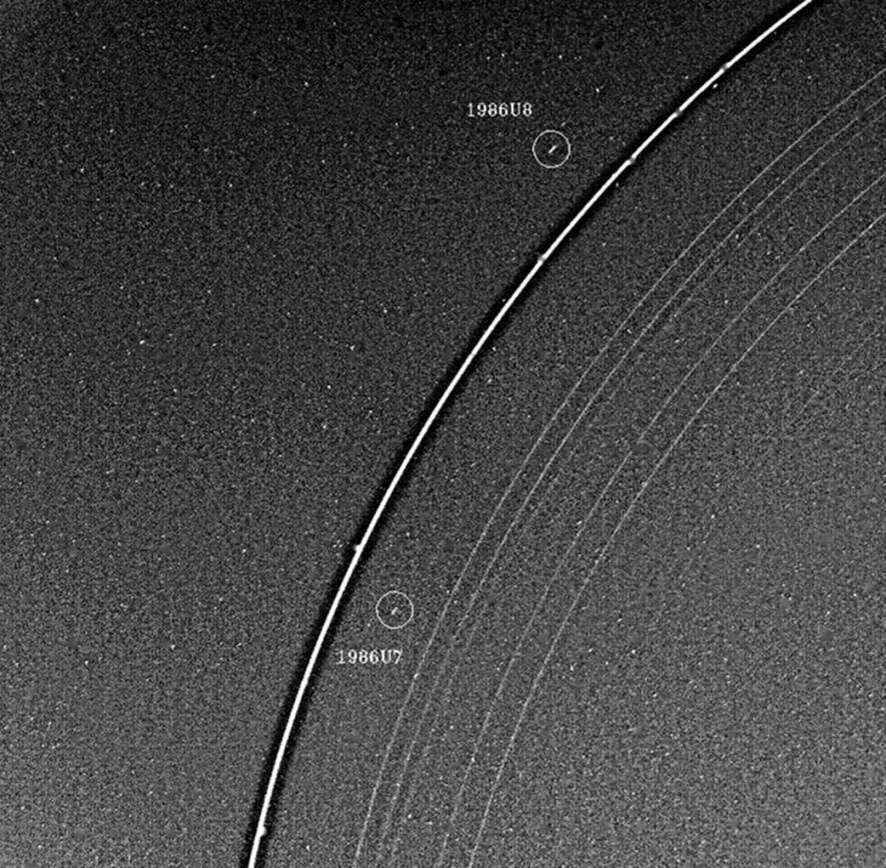  Кольца и два спутника Урана.   Полумесяц планетоида.   Ложный и истинный цвет Урана.    Фото планеты сделанное Вояджера-2.   Обзор планетоида в объективе телескопа Кек.-2