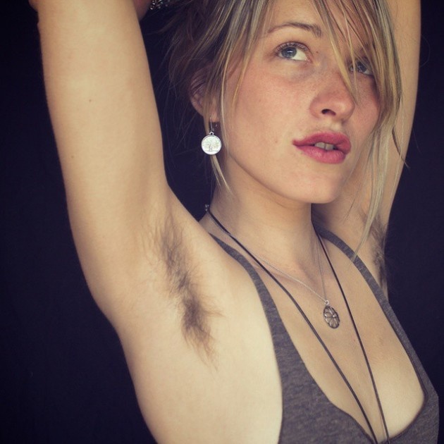 кстати, волосы под мышками защищают наш защитный барьер кожи от истирания при потении, к тому же это довольно эротично