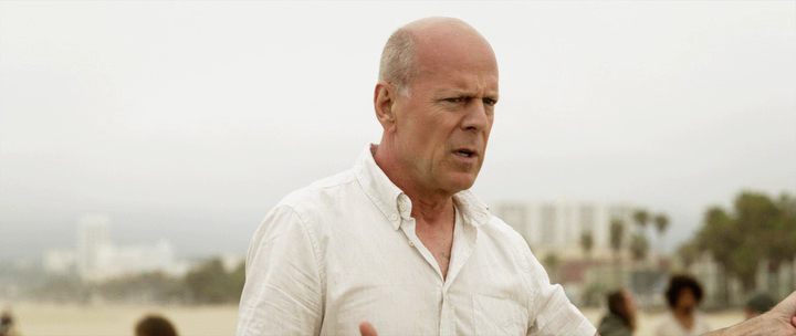 В ролях: Брюс Уиллис, Джейсон Момоа, Джон Гудман, Томас Миддлдитч, Фамке Янссен, Адам Голдберг, Элизабет Рём, Стефани Сигман, Вуд Харрис, Эмили Робинсон.