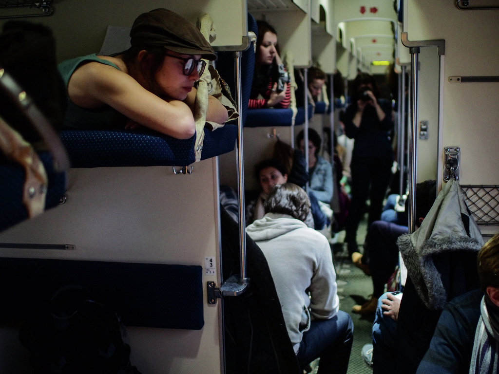Больше всего конфликтных ситуаций в поезде возникает, как правило, из-за нижних и верхних полок. Когда пассажир сверху хочет, чтобы его пустили вниз, а в планы нижнего пассажира это совсем не входит.