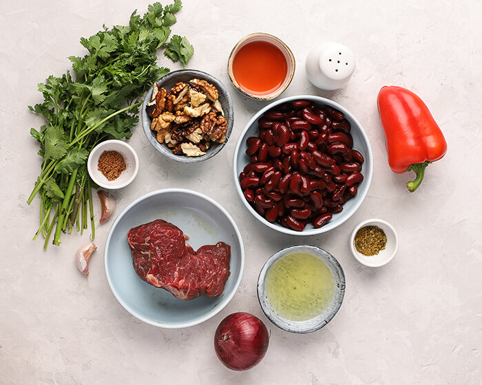 Фасоль можно отварить заранее. «Ура! Повара» использовали консервированную. Если нет оливкового масла, подойдет подсолнечное. Винный уксус можно заменить столовым или яблочным.