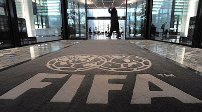 В течение года на серверы ФИФА было совершено несколько кибератак, заявили в международной организации. Её представители опасаются, что в результате подобных инцидентов может произойти утечка конфиденциальной информации, которая в итоге станет достоянием общественности. Президент федерации Джанни Инфантино отметил, что хакеры могли воспользоваться тем, что он вынужден пересылать важные сведения по электронной почте.