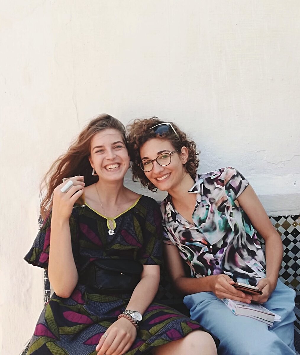 На фото- одна из них- француженка Жюли, о которой и пойдет речь в этом рассказе. (ну я как обычно, с улыбкой до ушей)