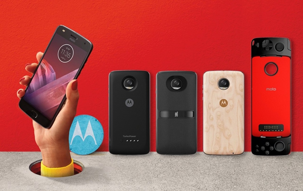 На фото Moto Z2 Play с фирменными модулями