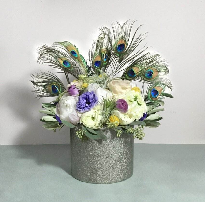 Композиции из искусственных цветов для интерьера в напольной вазе (74 фото)