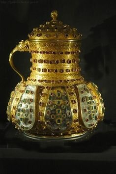 Среди драгоценных предметов в дворце Топкапы был и этот кувшинчик, отделанный золотом, украшенный горным хрусталём, рубинами и изумрудами. Ручка выполнена в форме головы дракона.