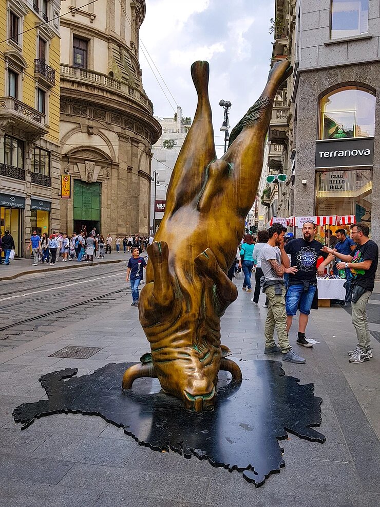 Вот такие необычные скульптуры встречаются на улицах Милана