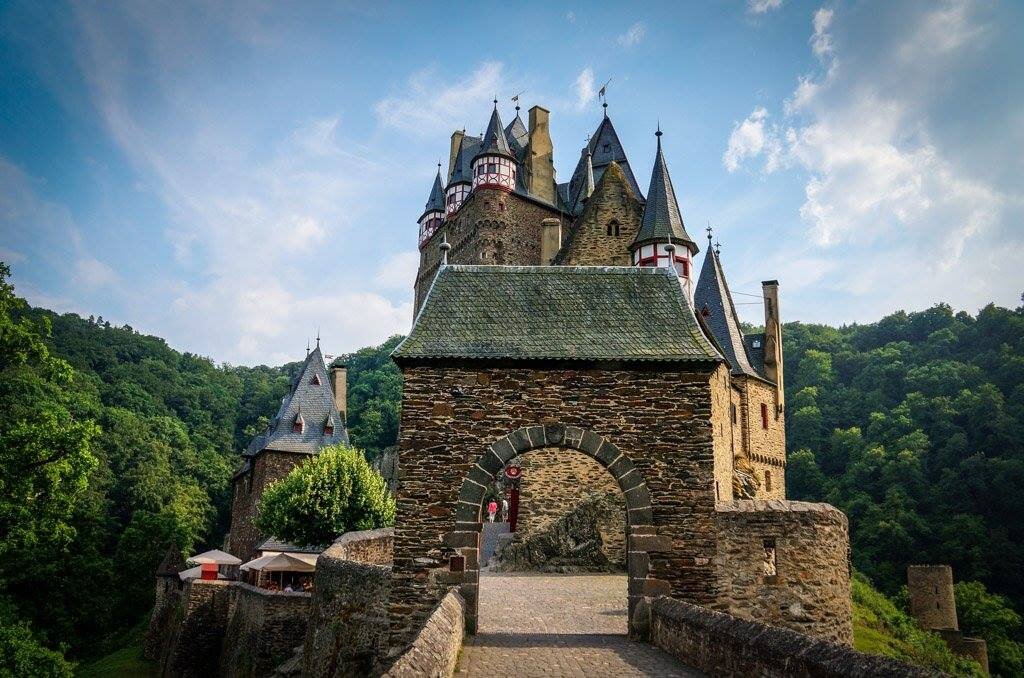 Бург это. Бург Эльц Германия. Burg Eltz замок. Долина Рейна замок Эльц. Замок Эльц Рейнланд-Пфальц Германия.