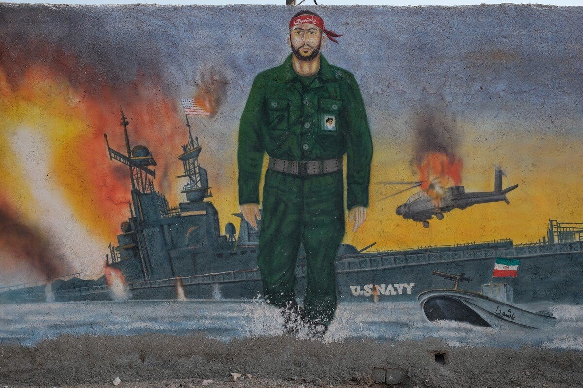 Иранская фреска, изображающая морское сражение между Стражами Иранской Революции и ВМС США в Ормузском проливе. 