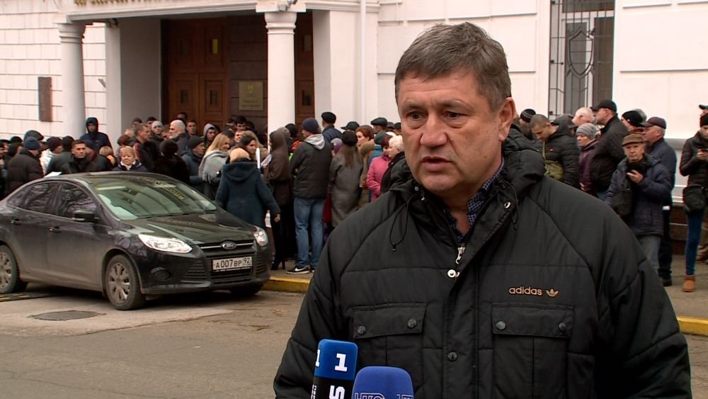 Представитель протестующих в здания прокуратуры Севастополя. Фото: m.news.yandex.ru