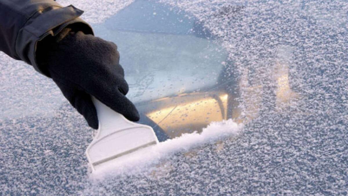 Все очень просто, главное не по линиться с вечера) покупаем в магазине НАНОИЗОЛ В либо ИЗОСПАН  В, цена вопроса копейки, тем более надо то только накрыть лобовое стекло, и теперь по утрам у вас на лобовом не будет льда. Этот способ сам подсотрел у деда у нас в гаражах 