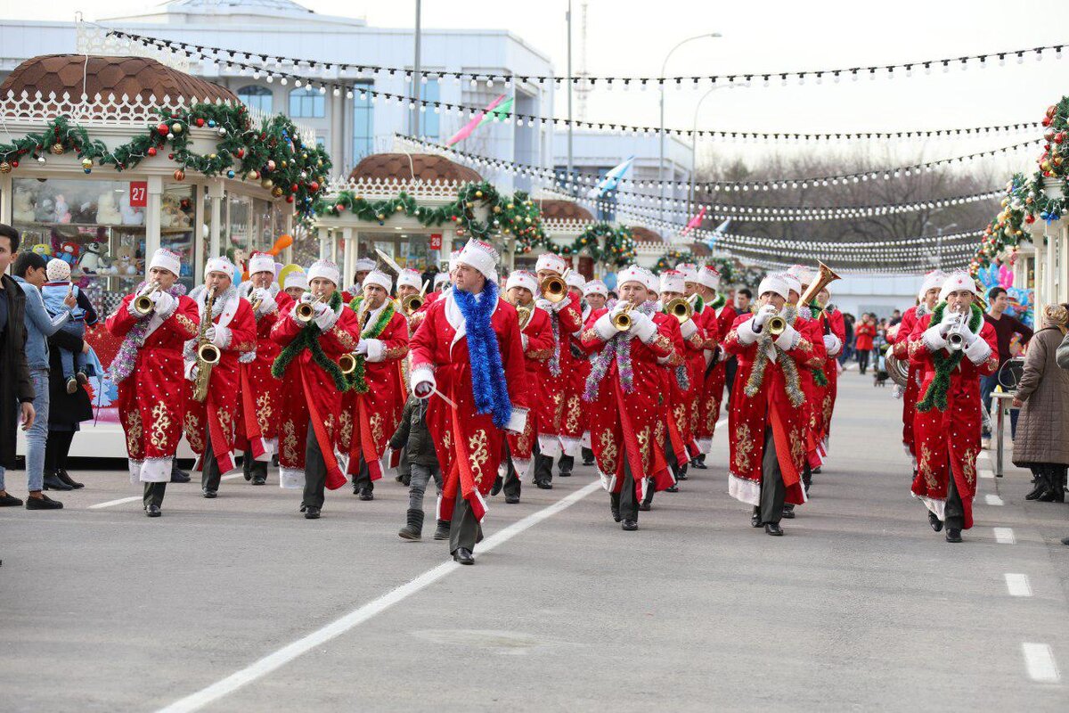Фильмы с новогодней атмосферой. Как отмечают новый год в узбекистане. Ташкент арчаси. Новый год в узбекистане традиции. Новогодняя елка в ташкенте.