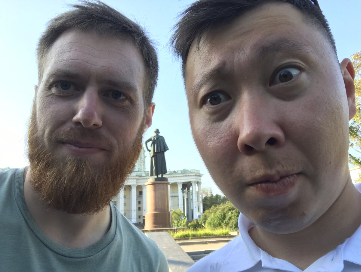 на фото два лица