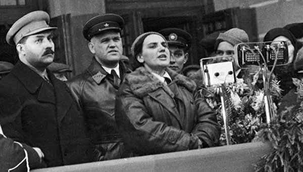 © РИА Новости, Иван Шагин | Валентина Гризодубова произносит речь на митинге, посвященном встрече на Белорусском вокзале участниц перелета Москва - Дальний Восток. 1938 г.
