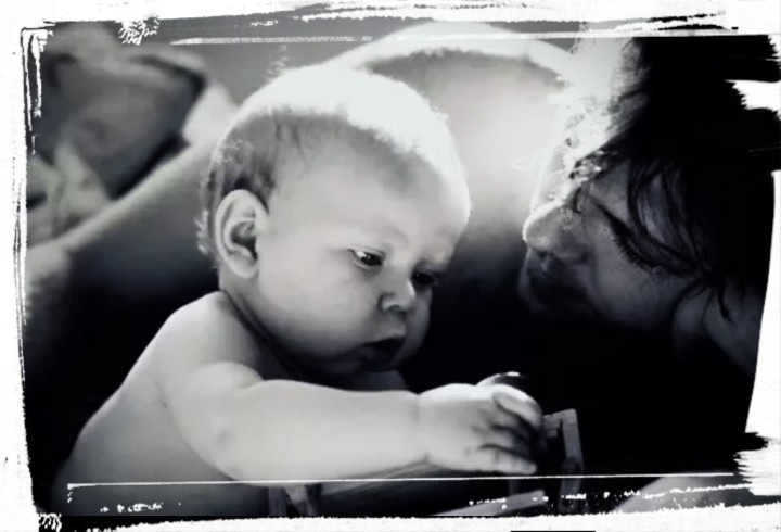 И эта радостная весть со мной пребудет на века, ребёнок твой, моя же честь, ведь провели мы ДНК. 