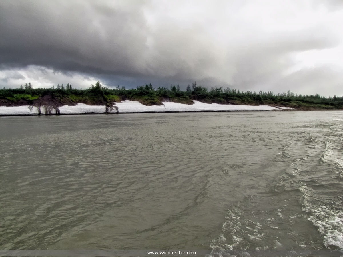 Озеро Пясино — унылые низкие берега с не тающими до августа снежниками и низкое северное небо