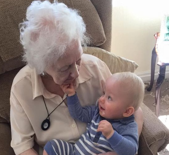 Малыш Эллис Гуч со своей прабабушкой Элизабет 'Пегги' Гуч перед смертью
