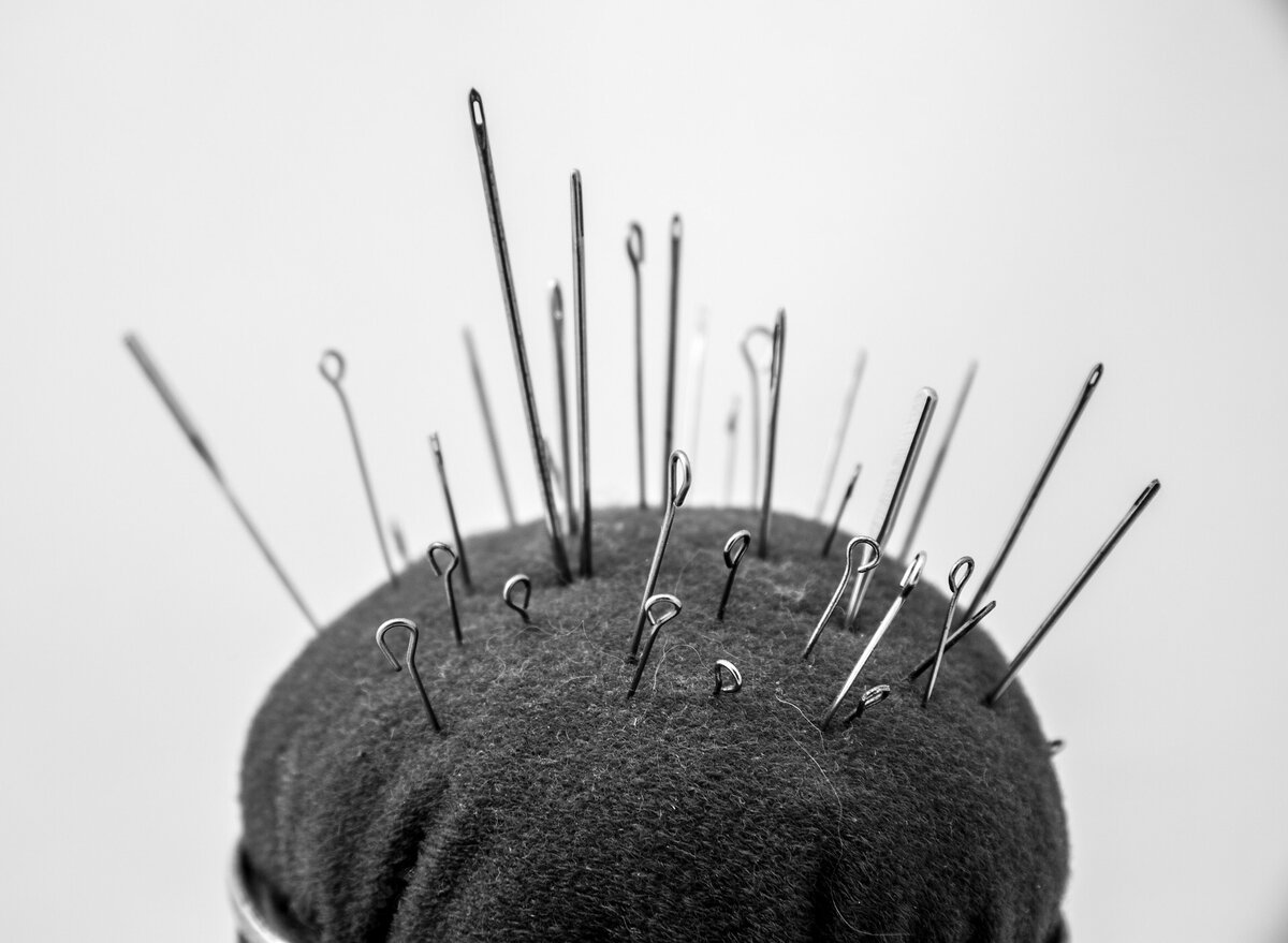 Ехидство, сарказм и чёрный юмор - не признак высокого ума. Умный человек прекрасно понимает нюансы такого общения. И пытается показать себя выше за счёт этого