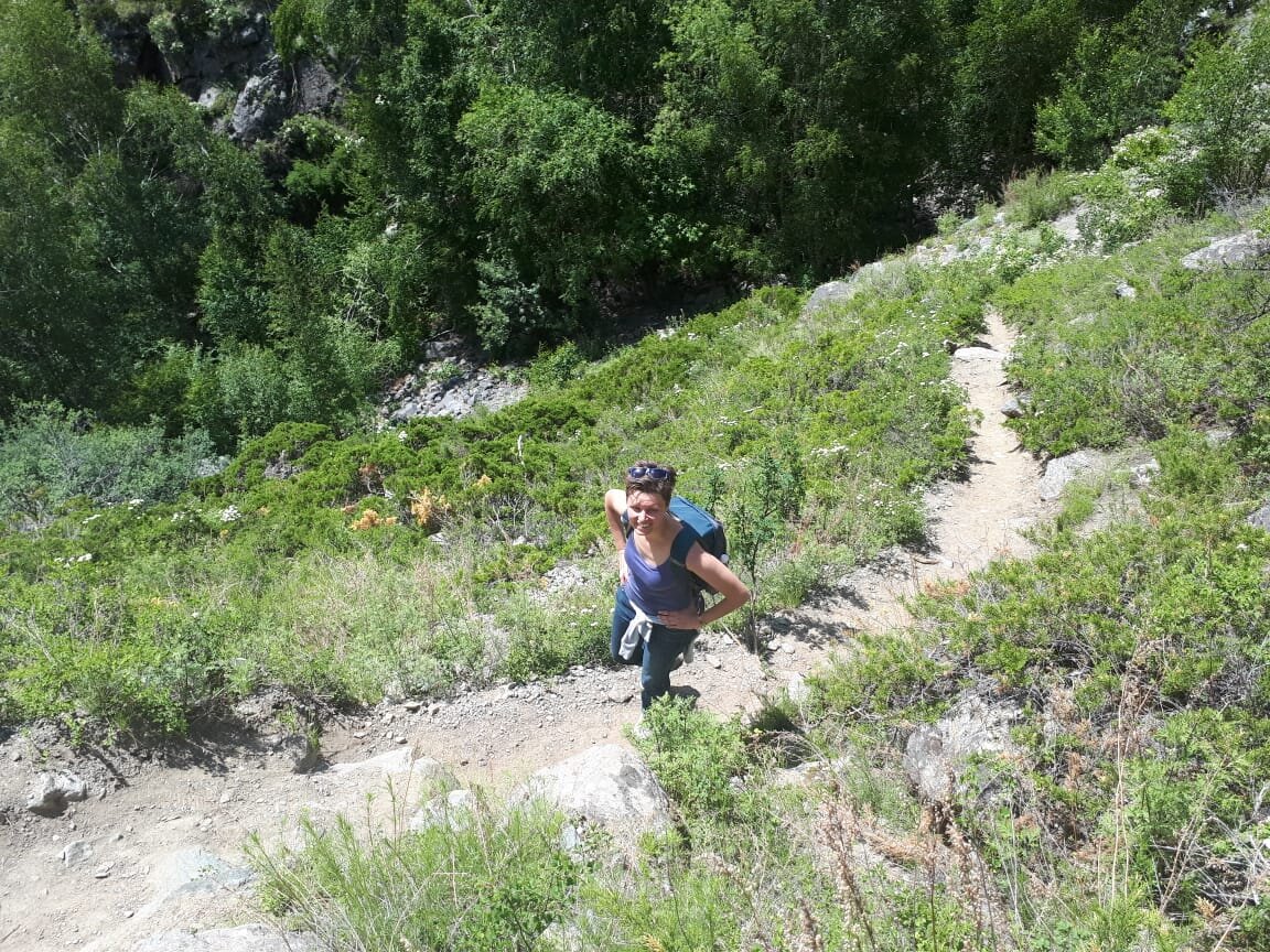 Один из самых простых участков пути. Есть и такие, где надо проходить над обрывом под отвесной скале, держась за альпинистские крючья.⠀