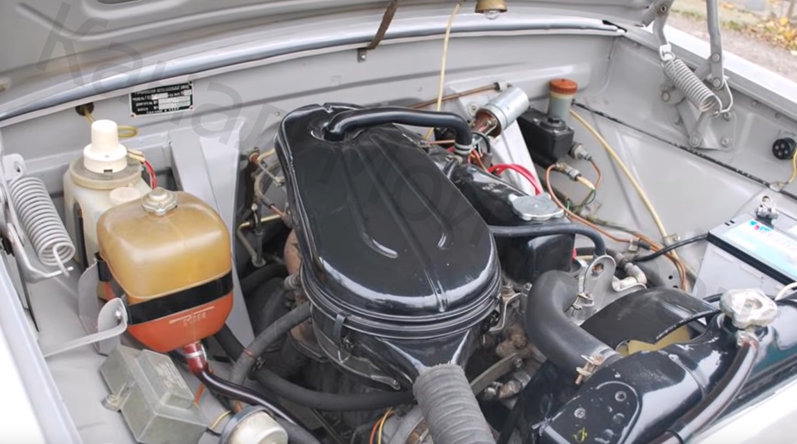 (в подкапотном пространстве все максимально идеально, будто музейный экспонат какой-то)