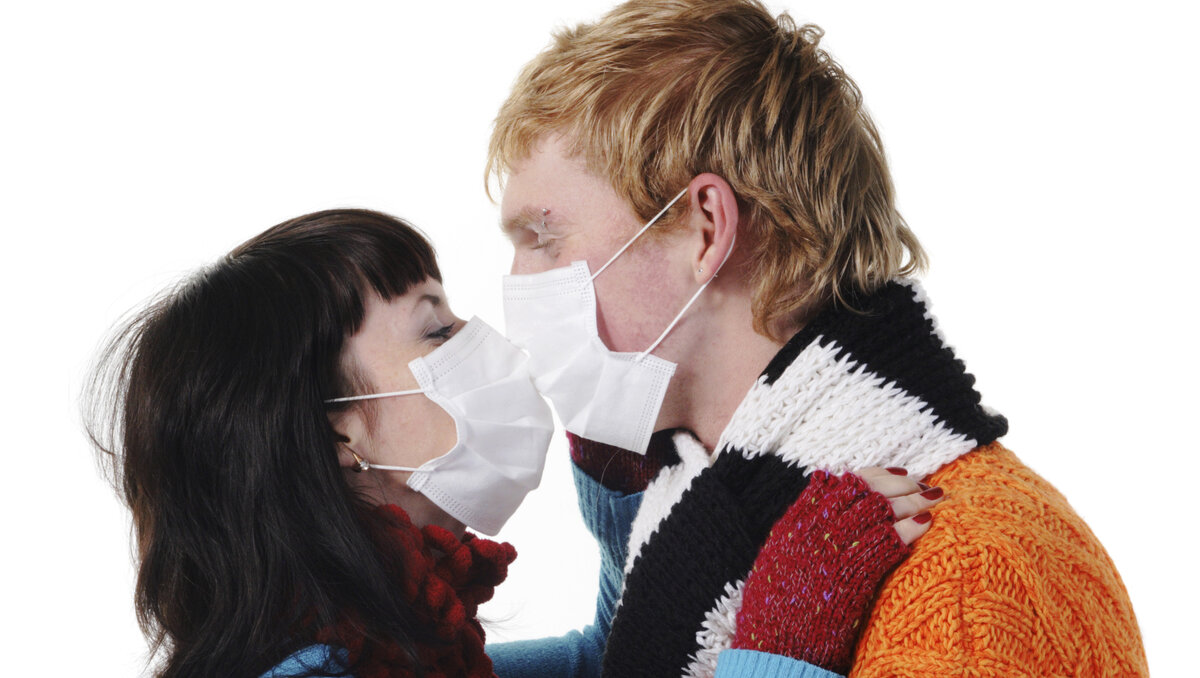 Передача больным. Инфекции через поцелуй. Заболевания передающиеся через поцелуй. Поцелуй через маску.