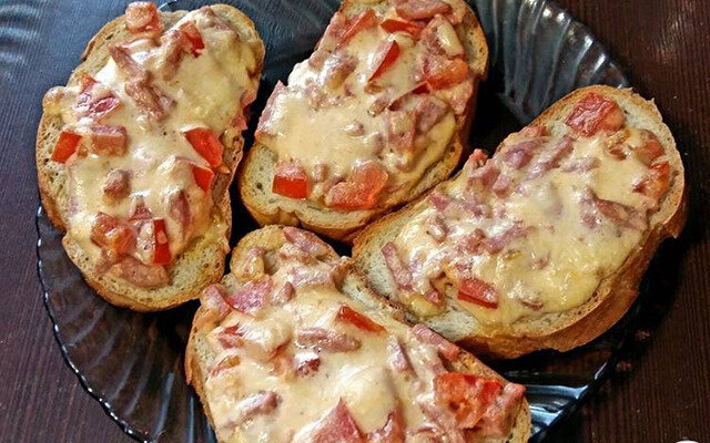 Бутерброды с сыром и помидорами в микроволновке – завтрак который можно приготовить за пару минут.-2