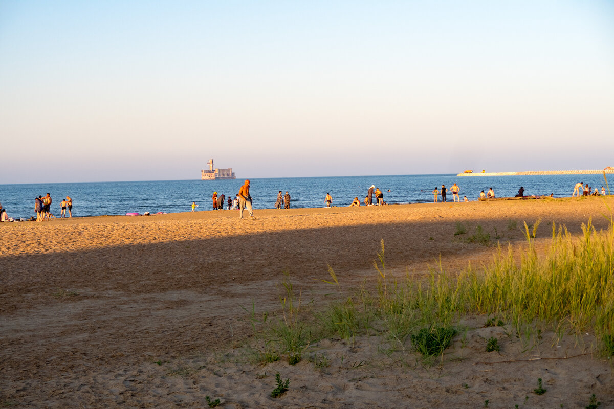 Каспийское море в Каспийске Дагестан. Каспийское море Лагань. Калмыкия Лагань Каспийское море пляж. Пляжи Каспийска Дагестан.