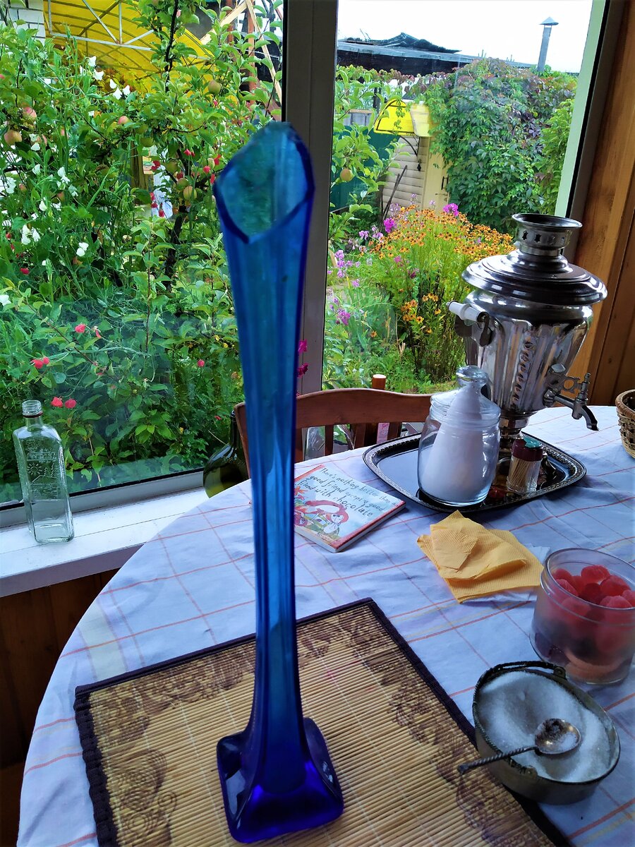 Ваза из синего стекла на один высокий цветок(гладиолус, например). 60-е годы.