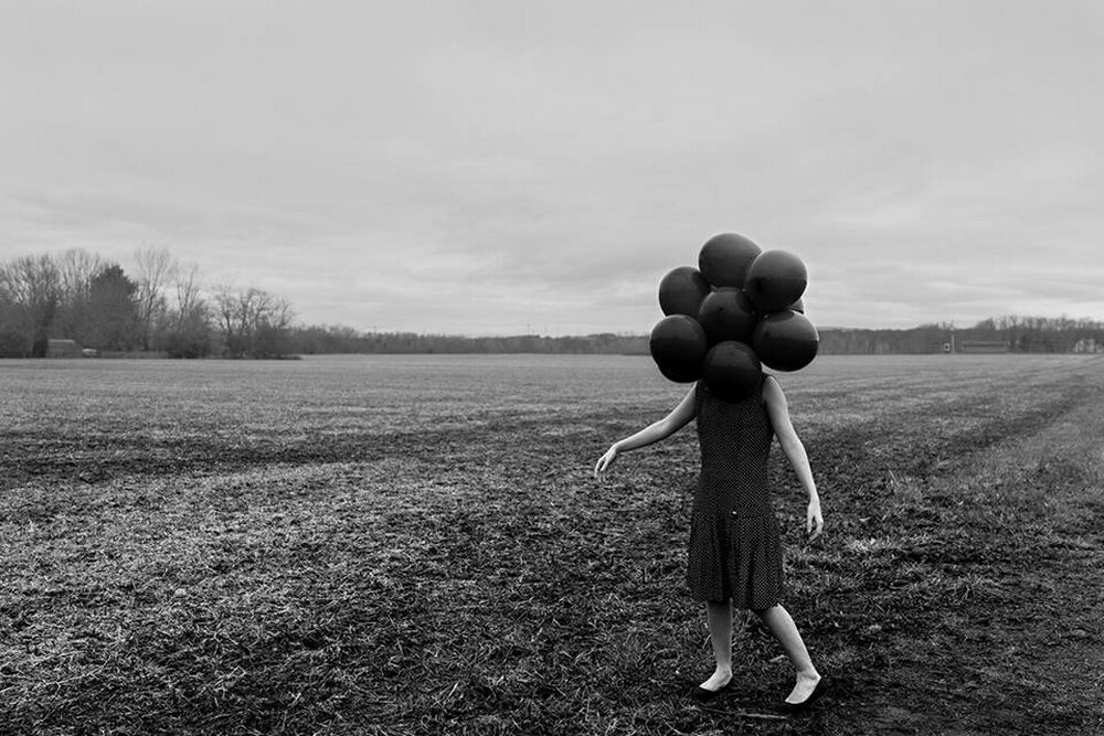 Любовью не шутят!  Все очень серьезно. 
Серьезные люди 
Шагают по звездам. 
Какие тут шутки?! 
Прорезались крылья 
И пятые сутки 
Все пахнет ванилью. 
И целый отряд 
Внутри тебя топает. 
Врачи говорят: 
«Это бабочки», чтобы их... 
А с ними сложнее, 
Поверь, не до смеха. 
На белом коне, 
В блестящих доспехах, 
Летишь, как герой. 
(С серьезным лицом). 
И даже седой 
Себя видит юнцом. 
Безумной ракетой, 
С неистовой силой 
Несешься к планетам! 
Ну очень красиво... 
Потом смотришь в даль, 
На небо ночное, 
Во взгляде печаль 
Или что-то спиртное... 
Сочувствие друга, 
Серьезные речи, 
Слезливые фильмы 
Почти каждый вечер. 
Куда не посмотришь, 
Все « в руку», все в тему. 
И тут не поспоришь- 
Мурашки по телу. 
Любовью не шутят! 
Все очень серьезно. 
Влюбленные люди 
Похожи на звезды.
