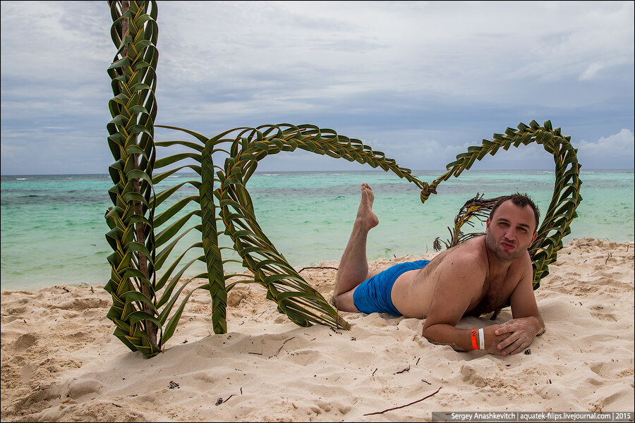 Известный некрасивый блогер сделал горячие пляжные фотки, высмеяв фотографирующихся для Инстаграма девушек