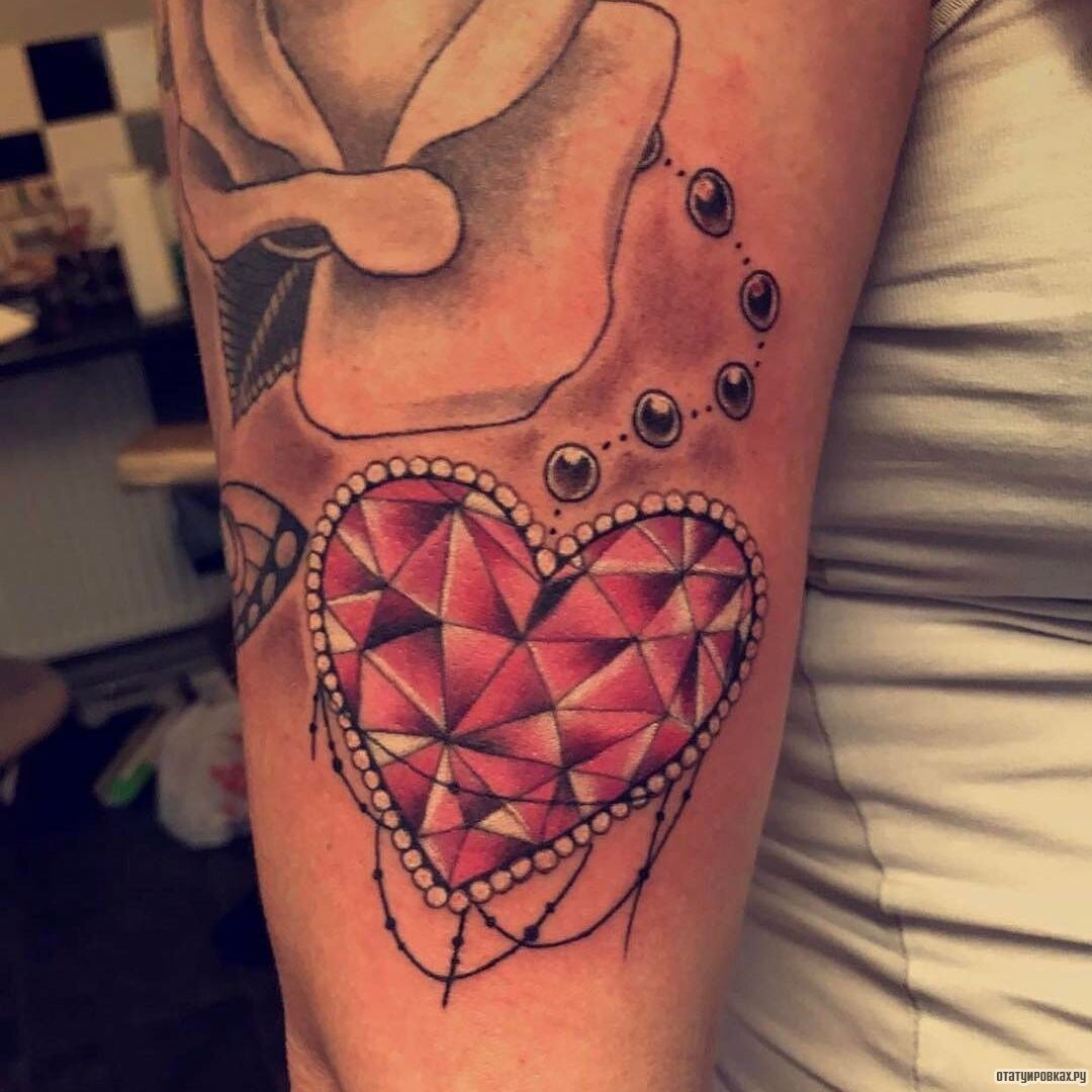Твердые и блестящие татуировки в виде сердечек с бриллиантами