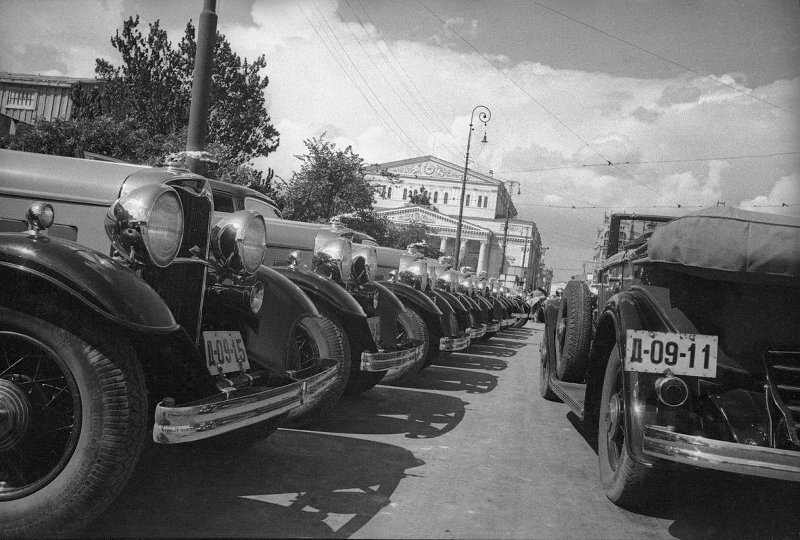 Новые автомобили у Большого театра
Михаил Прехнер,  1931 - 1934 год, г. Москва, пл. Свердлова, МАММ/МДФ.