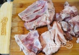 
1. Мясо помойте, нарежьте на куски. Мякоть порежьте помельче.