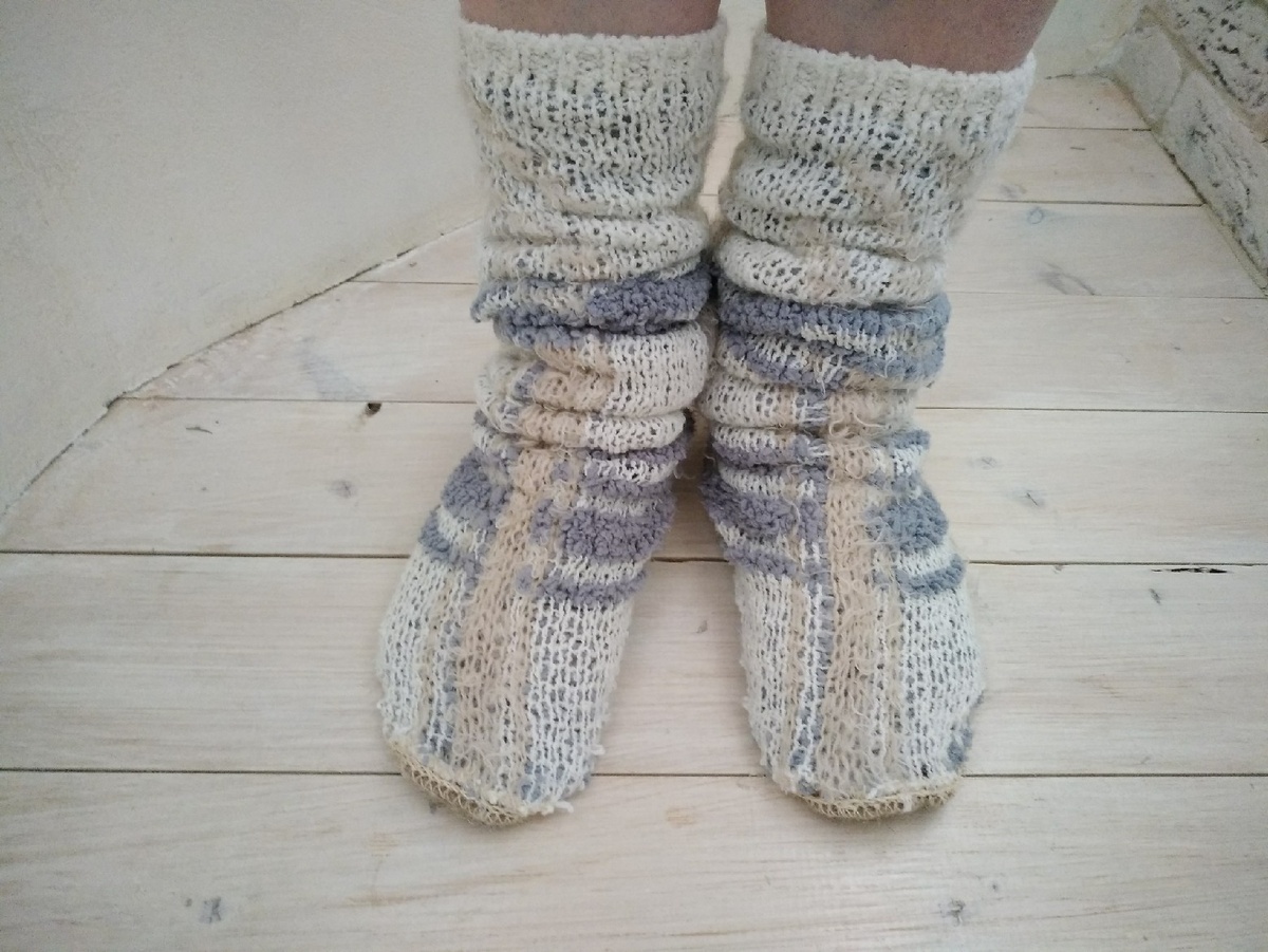 Шьем теплые носки из старых свитеров, своими руками, за 10 минут. Легко!