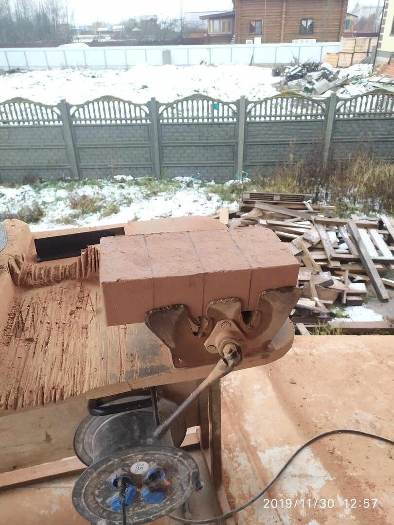 Горизонтальная пилка с зажимом 