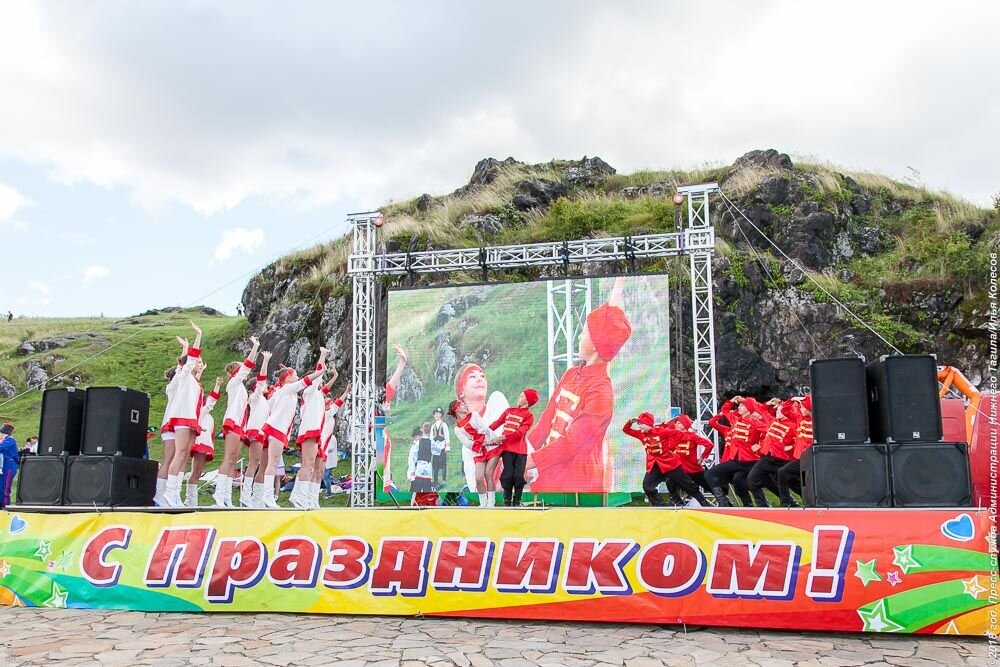 Когда мы выступали на Лисьей горе в День Города, то начался дождь. За крышу никто не заморочился, и все артисты прятались в пещере за сценой.  